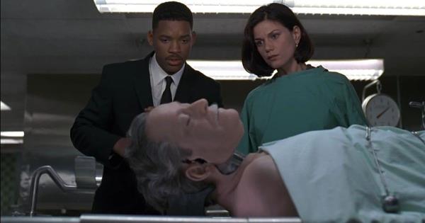 Dr. Laurel Weaver, a.k.a. Agent L (Linda Fiorentino) In Men in Black I Lab scene